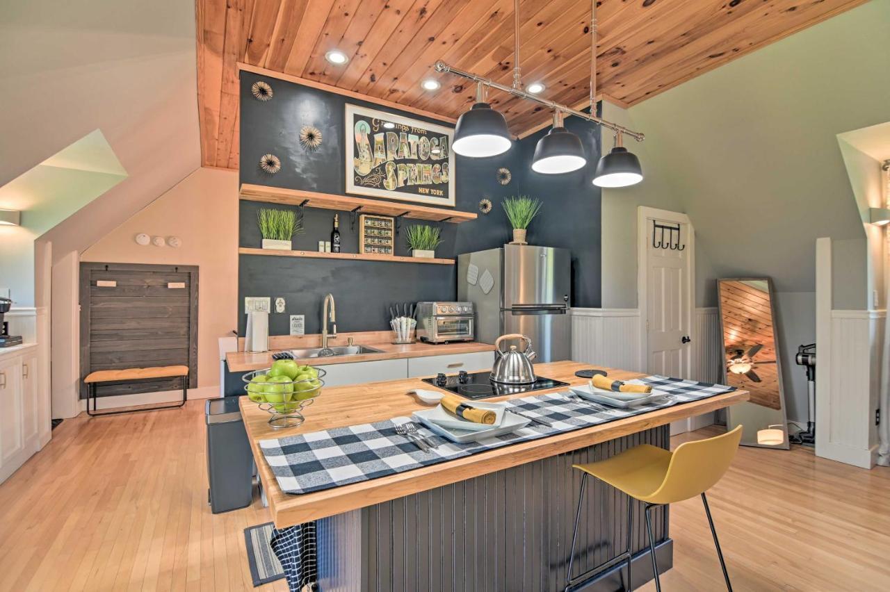 Stylish Studio With Fireplace About 3 Mi From Dtwn! Саратога Спрингс Екстериор снимка